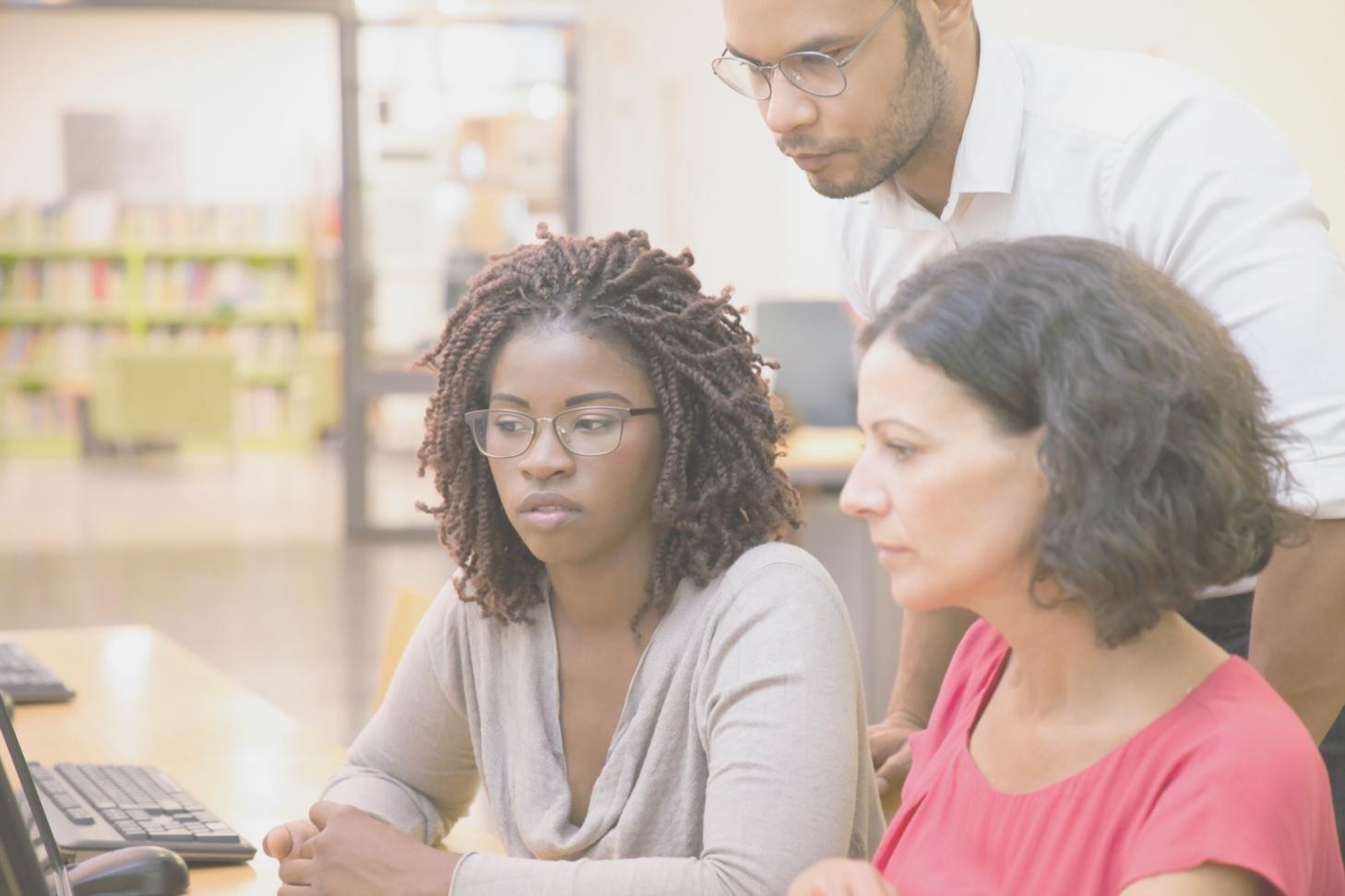 Echipă de specialiști financiari pregătind documentația pentru audit